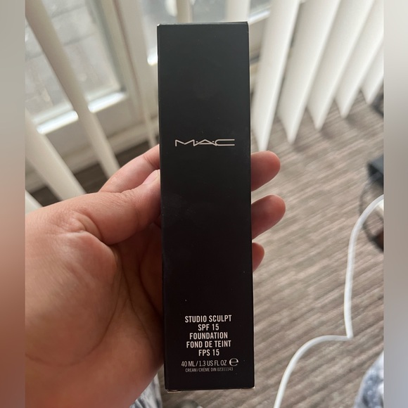 Studio Sculpt SPF 15 Foundation in NC42 - Picture 2 of 5